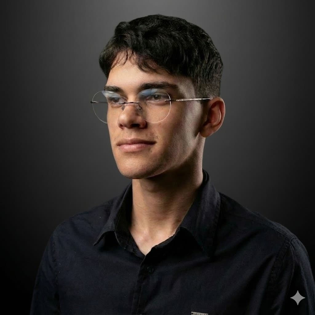 Foto de perfil de João Vilela, um homem branco de cabelo escuro sorrindo.